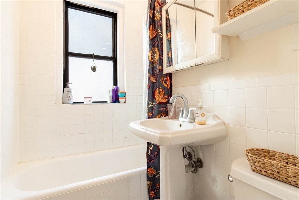 Building Photo - 70 Queensberry St