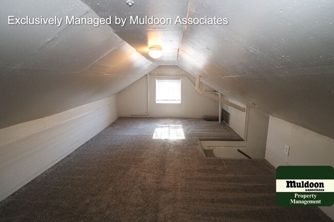 Building Photo - Cute as a button!  1 1/2 Story home on a b...