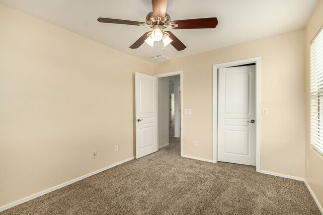 Building Photo - STUNNING 5 Bedroom Home in Peoria!