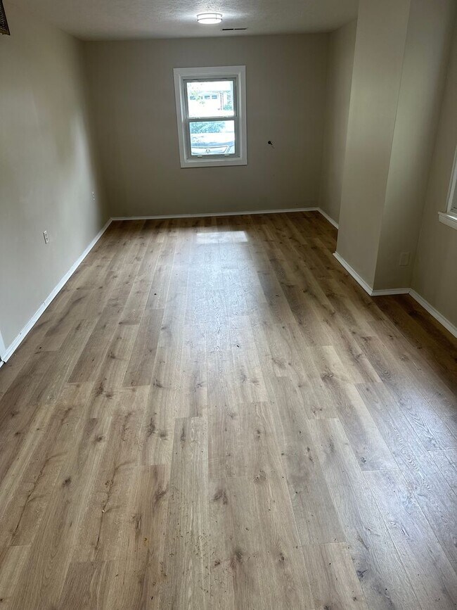 Building Photo - Available June 1st! 4-Bedroom, 1-Full Bath...
