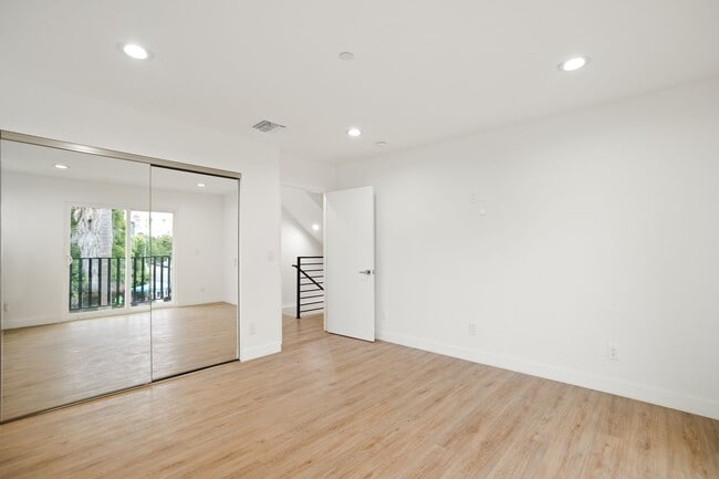 Building Photo - 4232 Rosewood Ave