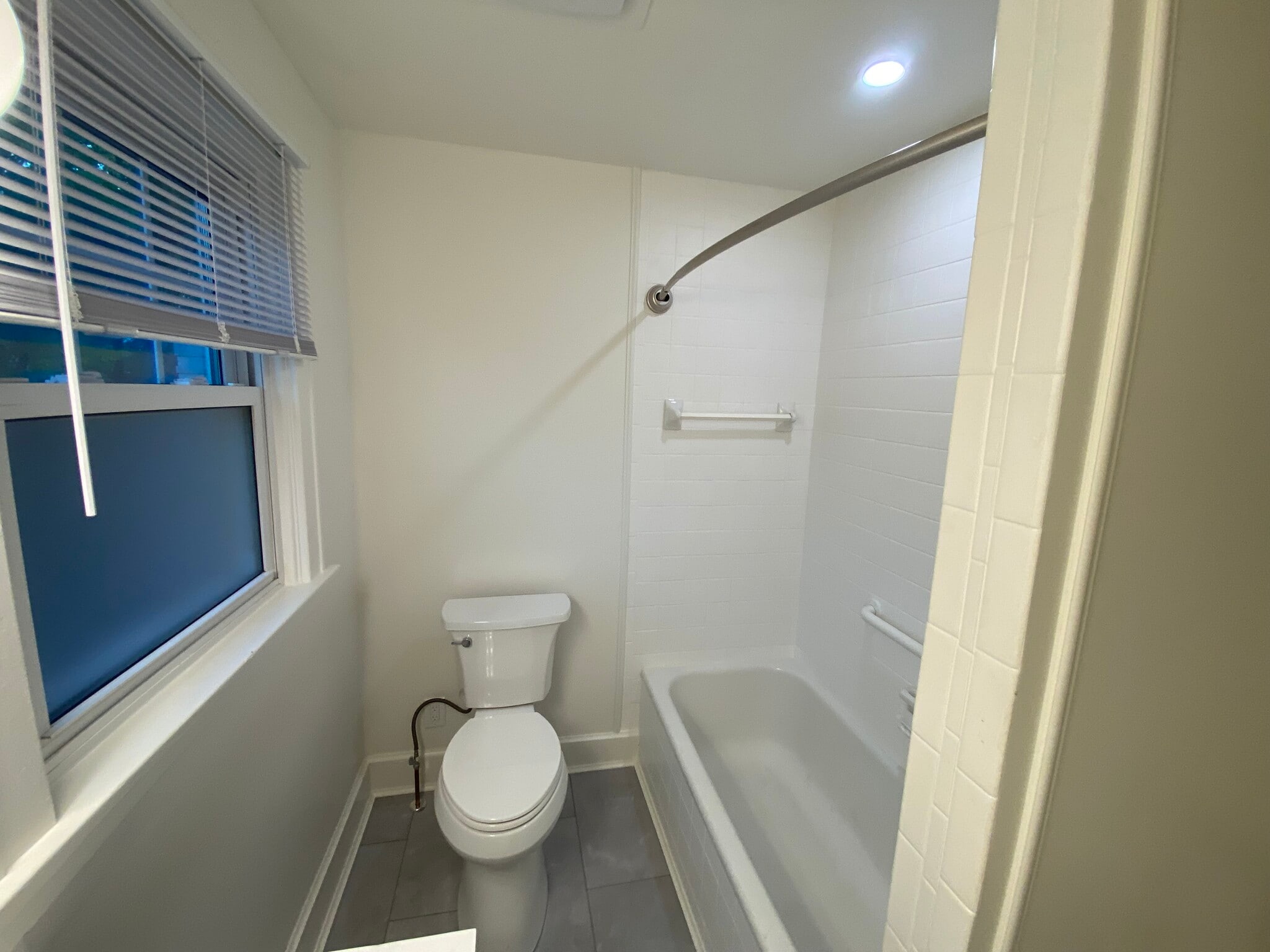 Full bathroom with tub & shower - 3375 Orion Ave