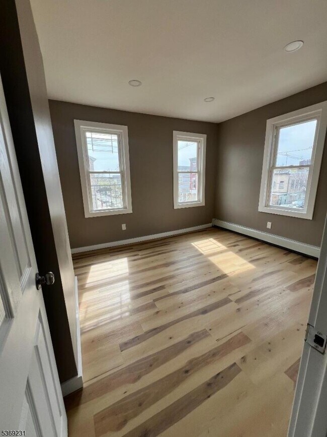 Building Photo - 366 Bramhall Ave