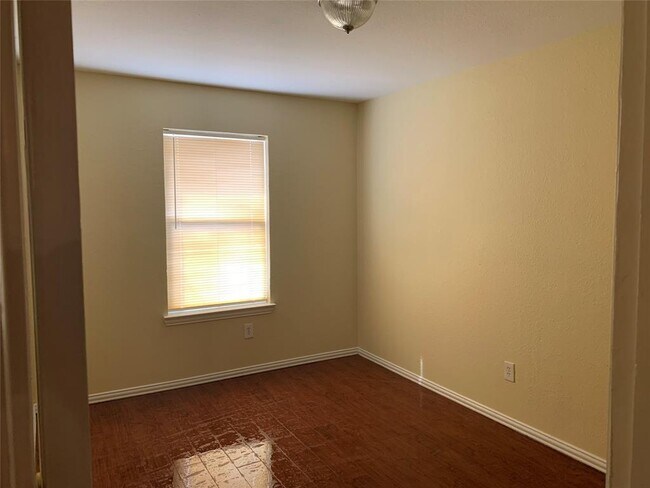 Building Photo - 608 Upton Ave