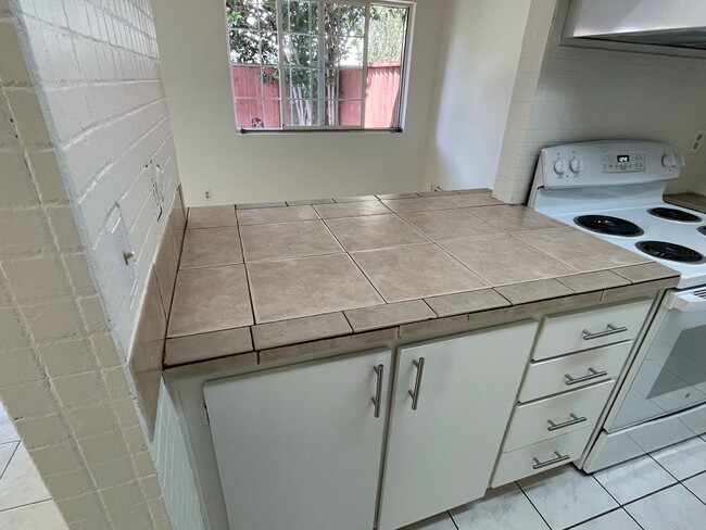 Building Photo - Spacious 2 Bedroom, 1 Bath Apartment w/ 1 Car Covered parking and onsite laundry