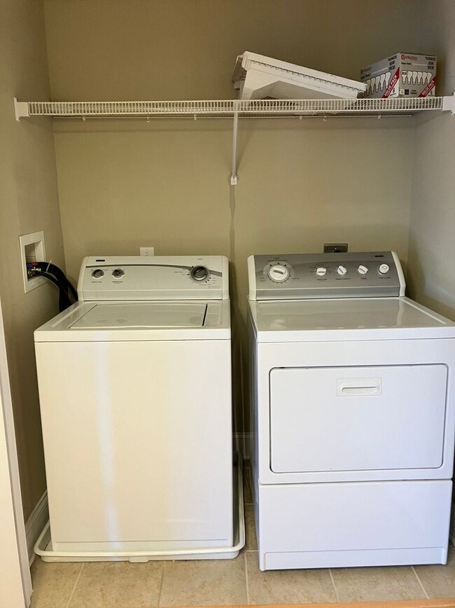 Building Photo - 3 bedroom, 2 bath condo with balcony, new ...