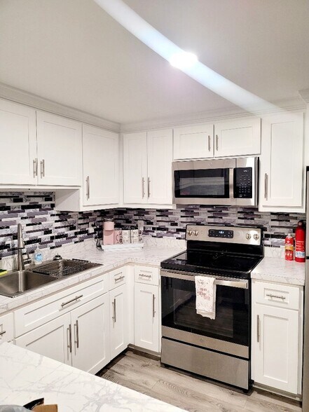 Building Photo - 1004 Pine St