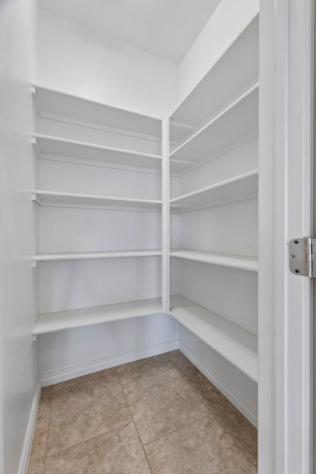 Building Photo - 3 bedroom 2 bath near Paycom!