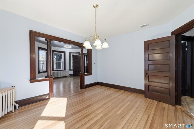 Building Photo - 198 Oxford St