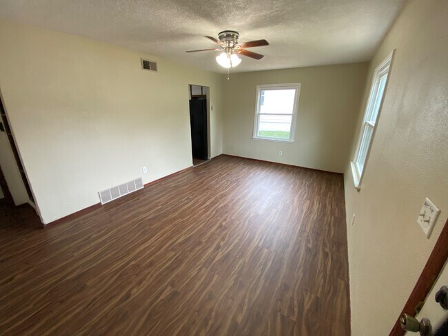 Building Photo - 3006 S Summit Ave