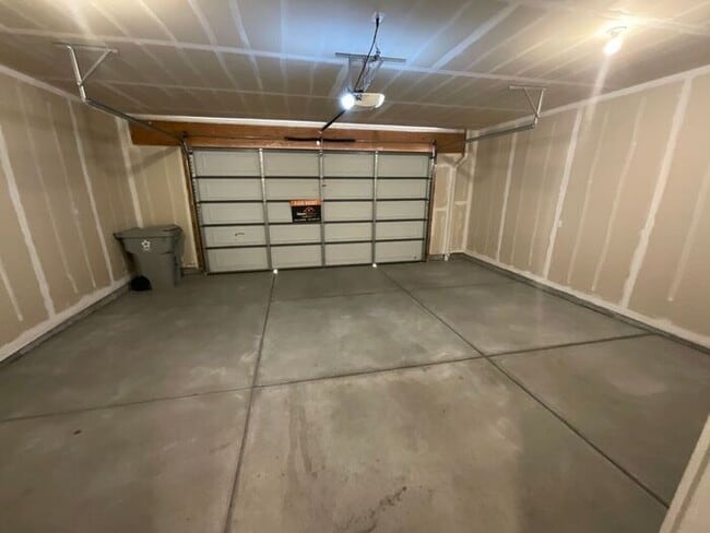 Building Photo - 2 bedroom 2 1/2 bath Townhouse 2 car garage.