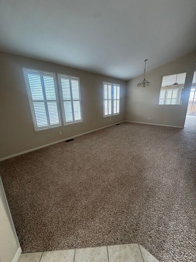 Building Photo - Gorgeous One Story 4 bedroom with Flex Space