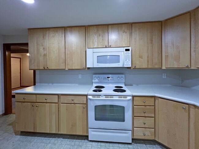 Building Photo - Rental ranch rambler - 3 bed, 2.5 bath, 2 ...