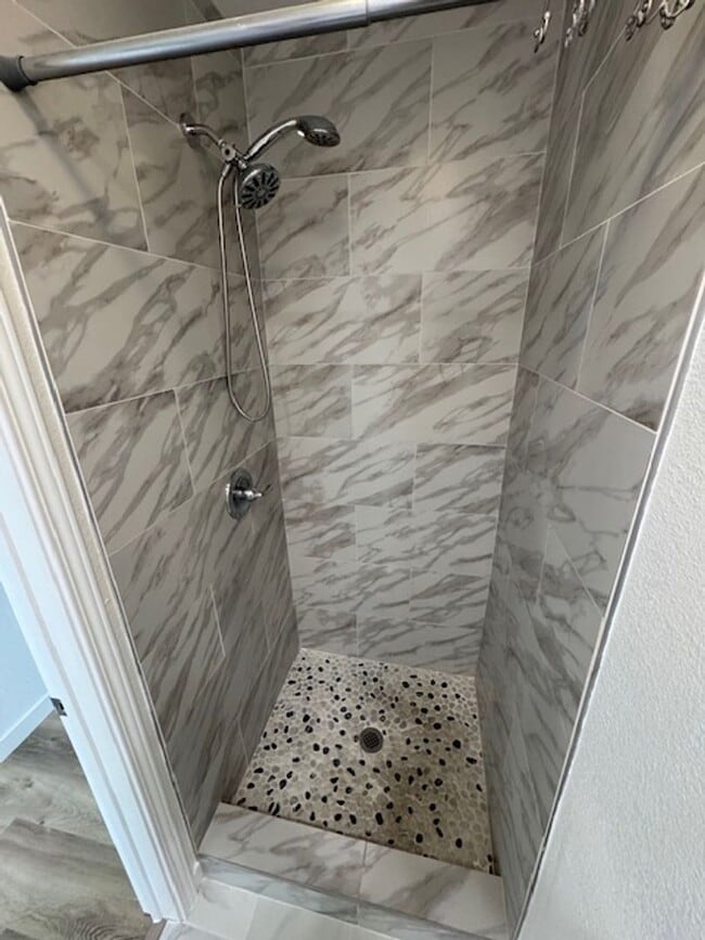 Building Photo - Beautiful 3 bedroom 2 bath HOME... no expenses spared!  Washer/Dryer... A/C Splitters... on a sle...