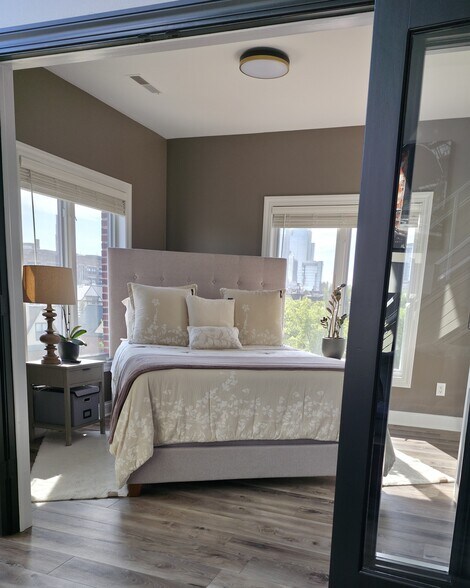 Building Photo - 1515 N Van Buren St