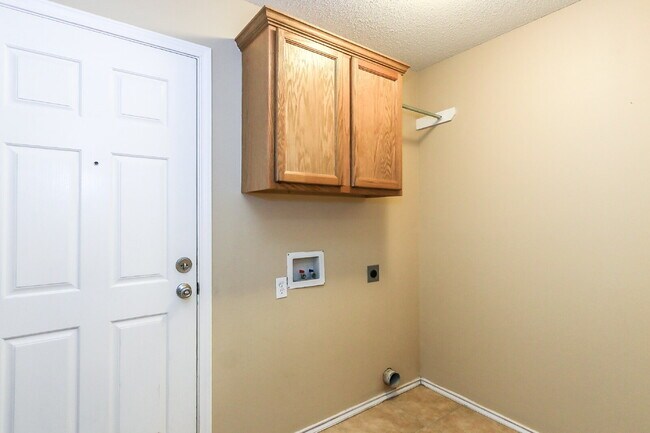Building Photo - 6 month, 9 month or 12 month leases availa...