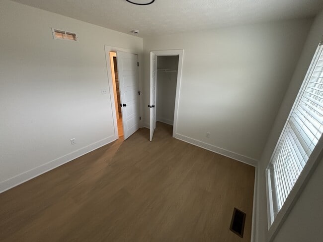 Building Photo - 921 Alberta Dr