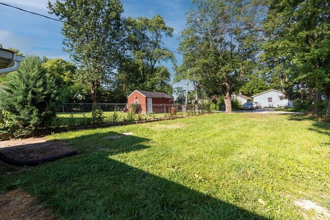 Building Photo - EAST SIDE 2 BEDROOM AVAILABLE NOW!