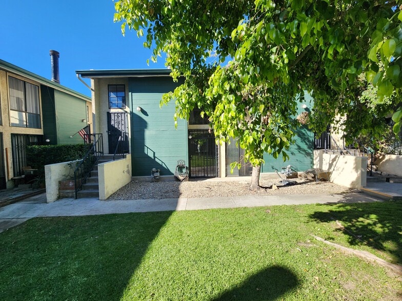 Building Photo - 11107 Arminta St