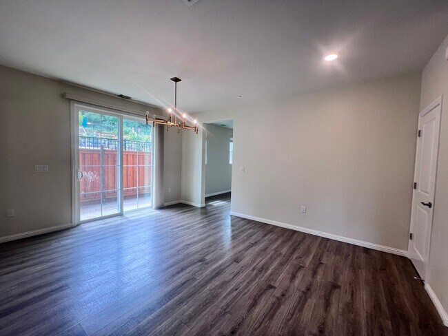 Building Photo - STUNNING 4BD/2.5BA TOWNHOUSE IN WALNUT CREEK!!!