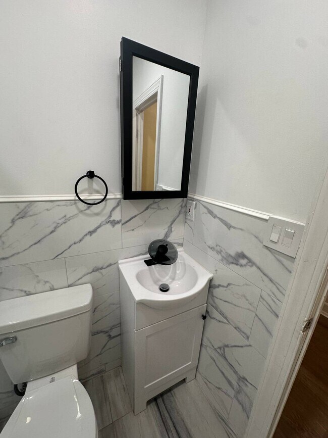 Building Photo - 1146 E 35th St