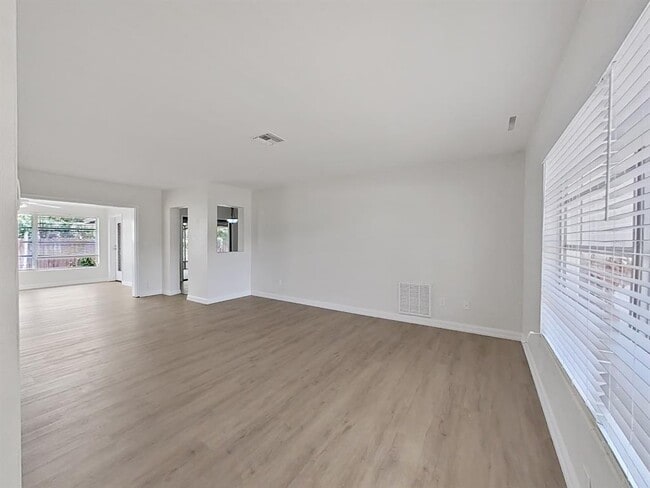 Building Photo - 1701 Laurie Ln