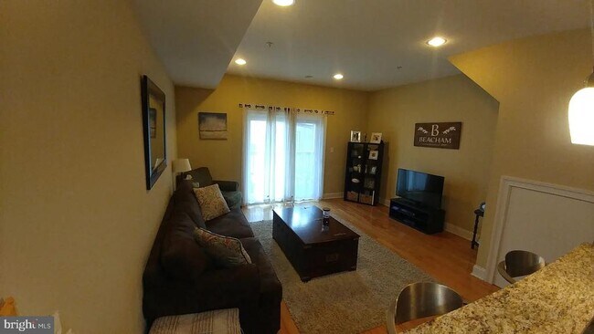Primary Photo - 827 Corinthian Ave
