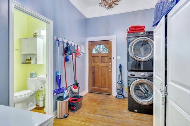 Building Photo - Gorgeous 3BD/2BA Home w/ Off Street Parking, Laundry Room, and Only 1 Block Off St Charles Ave.