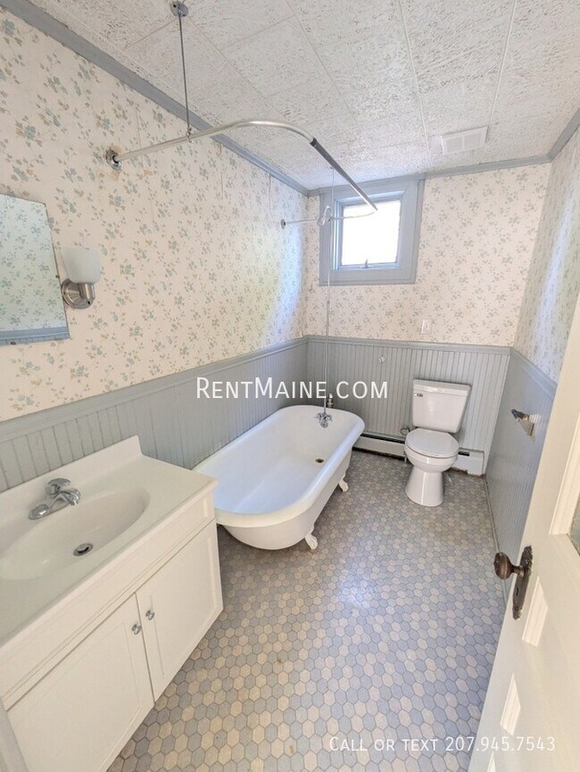 Building Photo - 445 Main St