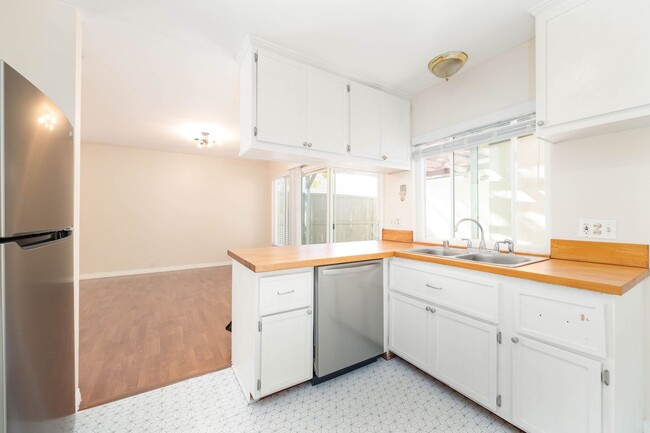 Building Photo - Spacious 4 Bedroom Townhouse in the Heart of Mira Mesa!