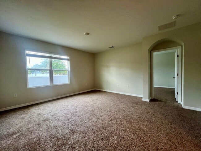 Building Photo - Stunning 4 bed/ 2 bath home!!