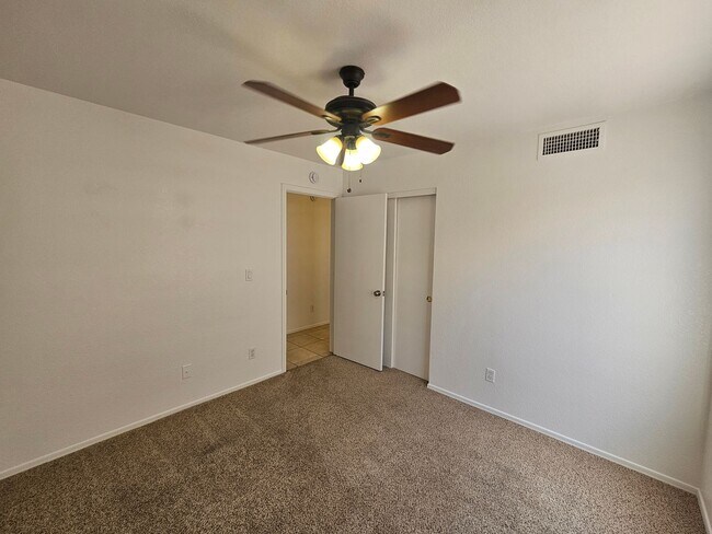 Building Photo - 3 Bedroom Home - No HOA - Single Level - North Phoenix *$500 Off First Month's Rent*