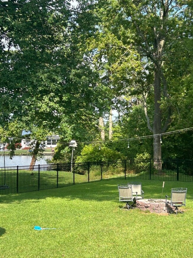 Building Photo - 4 BD/2 BA in Pine Meadows - 1/2 acre fence...