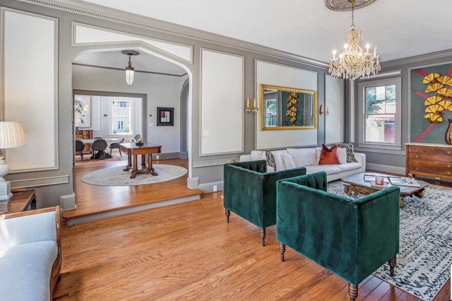 Building Photo - 624 E Victory Dr