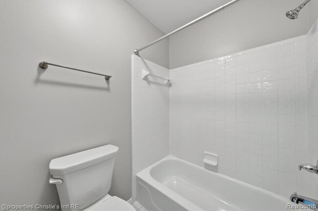 Building Photo - 483 W Lincoln Ave