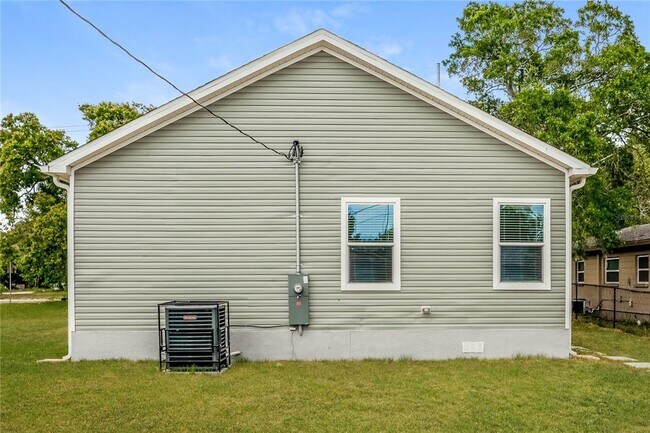 Building Photo - 1311 28th St S