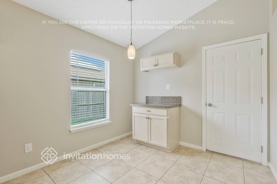 Building Photo - 1800 Northglen Cir