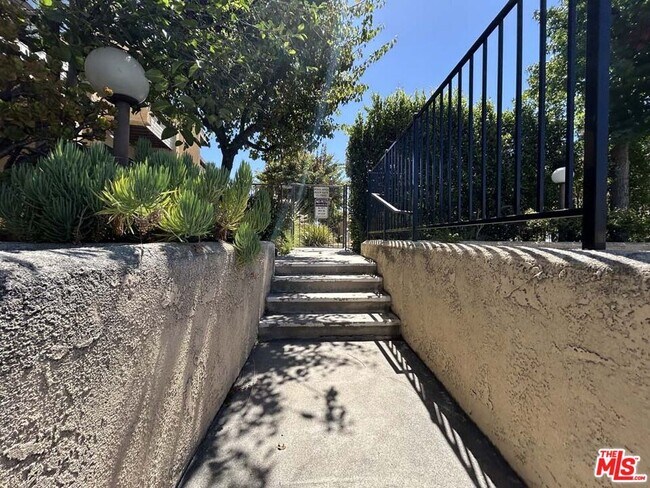 Building Photo - 10051 Topanga Canyon Blvd