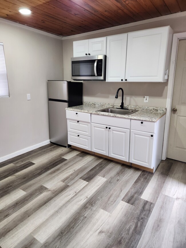 Building Photo - 9349 Valley Rd