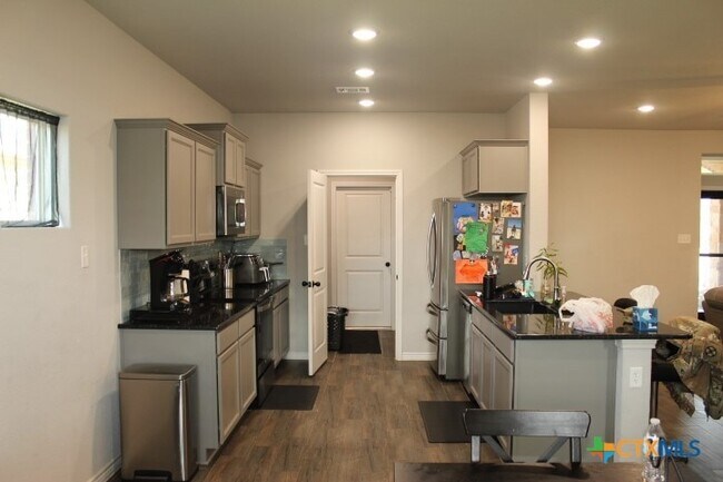 Building Photo - 3006 Hedwig St