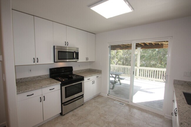 Building Photo - Outside Leasing - 10 Andorra Ct