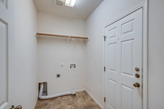 Building Photo - 14821 Fernhill Dr