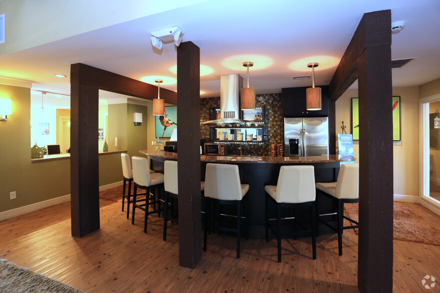 Primary Photo - Stonesthrow