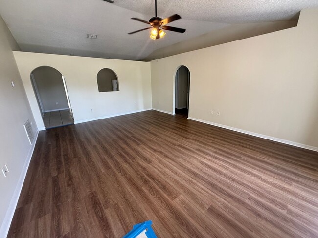 Building Photo - DELTONA: 3 bed/2 bath, Single Family Home