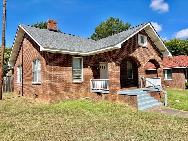 Building Photo - 2412 Main St S