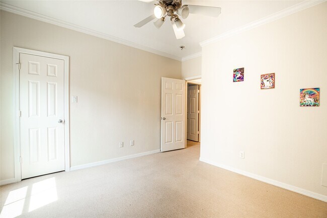 Building Photo - 2923 Royal Oaks Crest