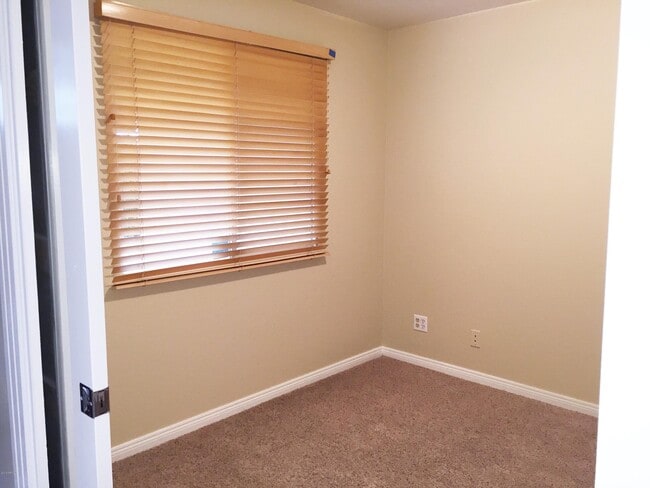 Building Photo - 610 E Malibu Dr