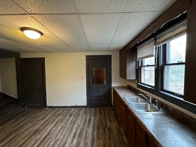 Building Photo - 705 W Seminary St