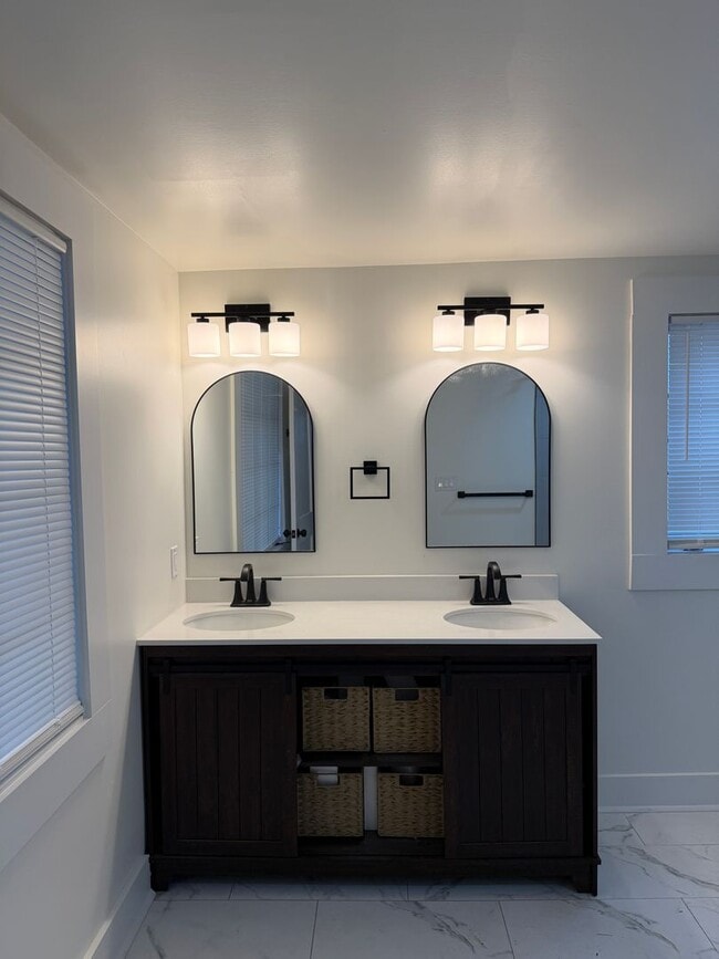 Building Photo - 1108 N Main St