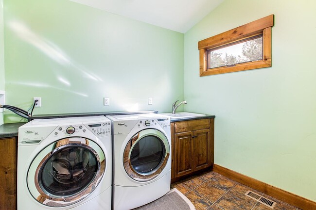 Building Photo - Long term lease in the heart of Park City! Available Mid October 2026